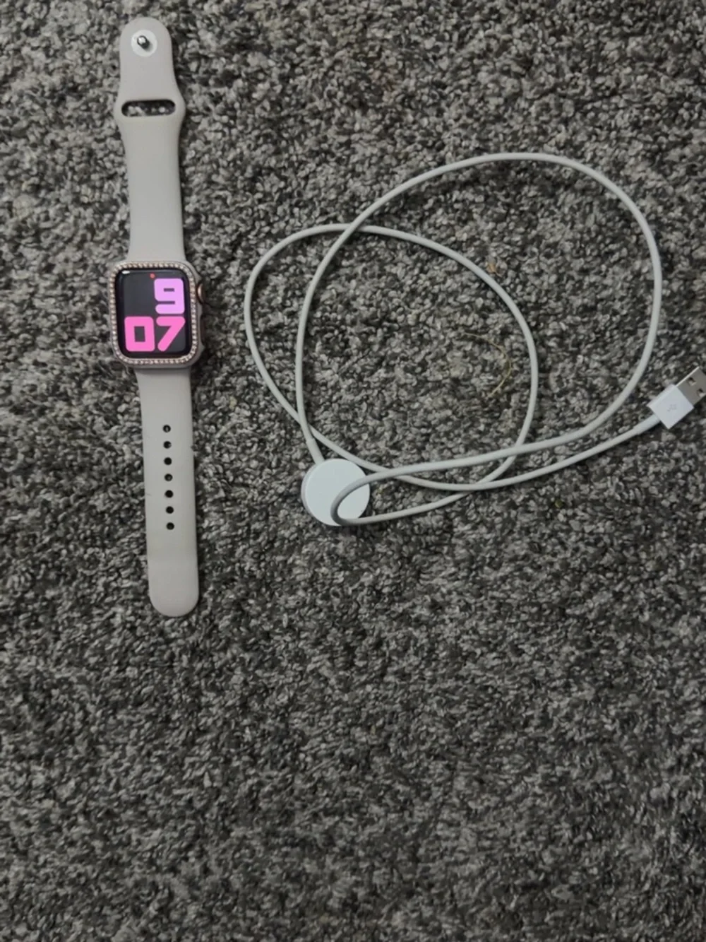 Apple Watch SE 40mm - Picture 1 of 2